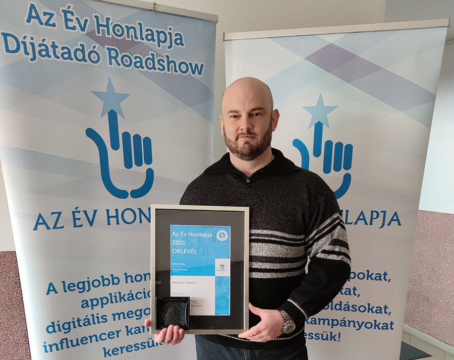 Német János, a Neten a Videóm tulajdonosan átvette Az Év Honlapja 2021-es különdíjat.